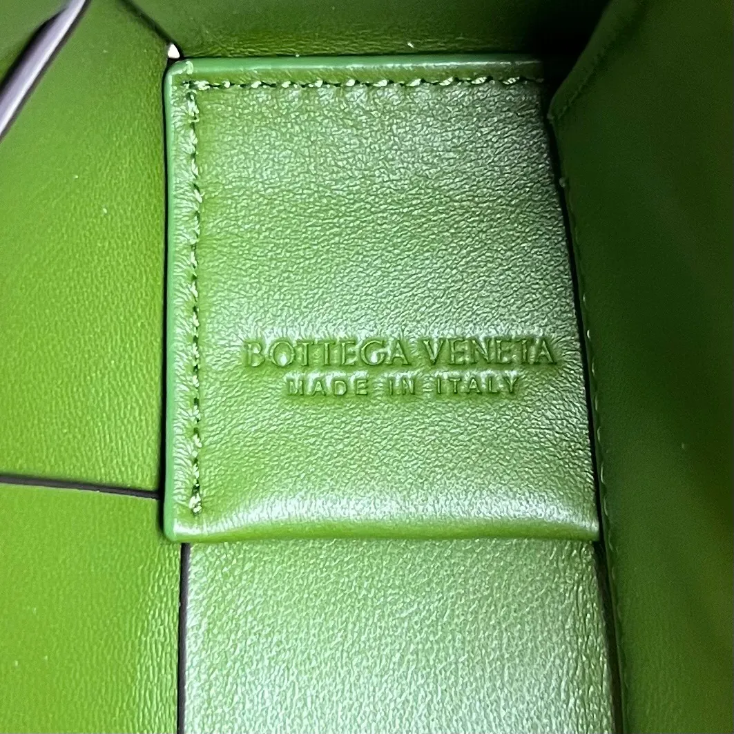 Batch 1520 B Home 708768 New version of CASSETTE two-color design with silver buckle hardware triangle buckle. It is really amazing. The two-color urban leather (Urban leather) leather is stiff and fashionable. The lining of the bag is made of suede leather technology to form a style contrast with the outside. There is no collision, classic weaving, low-key luxury, but there are surprises inside. Simple and easy to match, suitable for any outfit. The same size for men and women. size：23x15x5